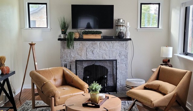 Newly updated cozy home, 3 blocks from town center