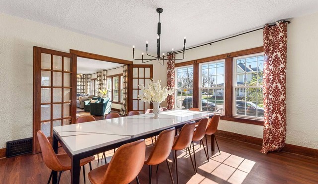 Newly Updated Designer 5 Bd/2 Ba home in the heart of Michigan City - Sleeps 12