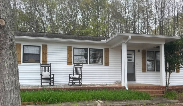 Newly Updated, Fully Furnished 3 BR 2 BA Home… <2 miles to Clemson University!