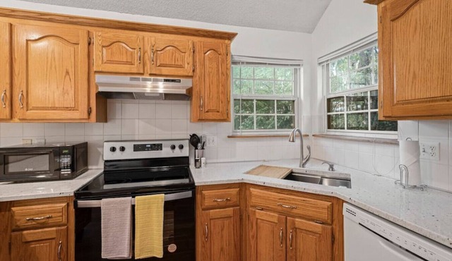 Newly Updated Gem in Shawnee, Kansas: Your Ideal Short-Term Rental Retreat!