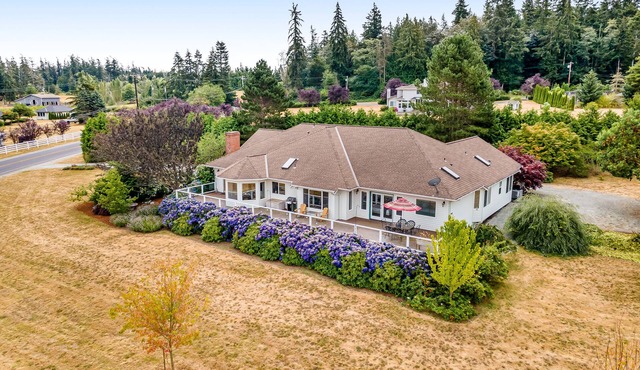 Newly updated home with sweeping cascade views, gas grill, WiFi & lush acreage