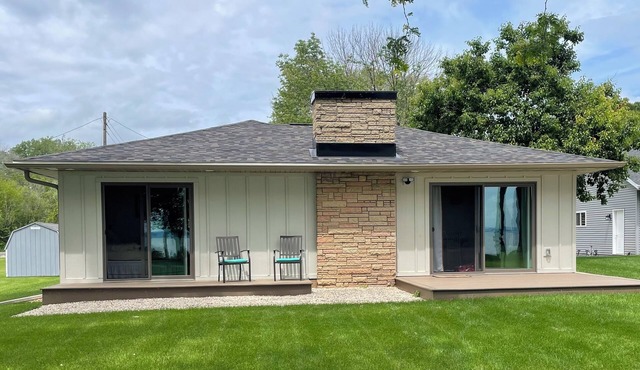 Newly updated house on Lake Winnebago, Great Fishing and minutes from EAA