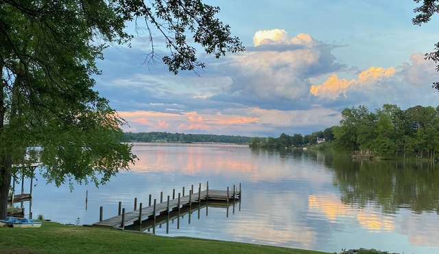 Newly Updated Lake Front Family-friendly Getaway on Lake Greenwood
