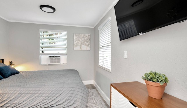 Newly Updated Modern 1-Bedroom Private Guesthouse