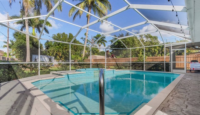 Newly Updated! RiverView Retreat Historic Fort Myers, FL 10 guests, Spa & pool