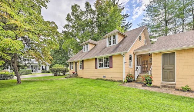 Newly Updated Spacious Cottage - Walking Distance To Downtown!!!