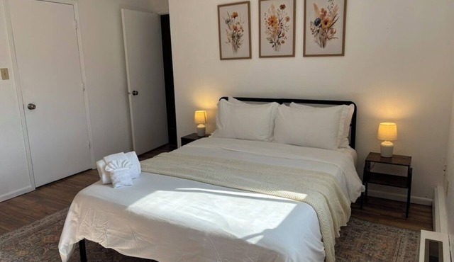 Newly Updated- Top Floor- Bona Nook