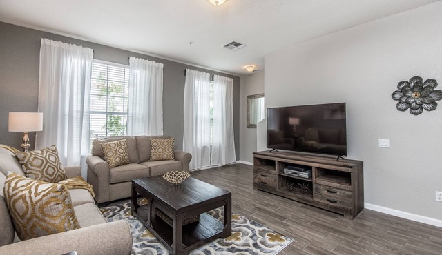 Newly Updated Townhome, Sleeps 10 *FREE Vista Cay Resort Access*