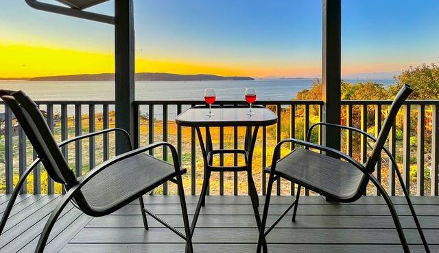 Newly updated waterfront home with gas grill, fast WiFi, stunning views & W/D