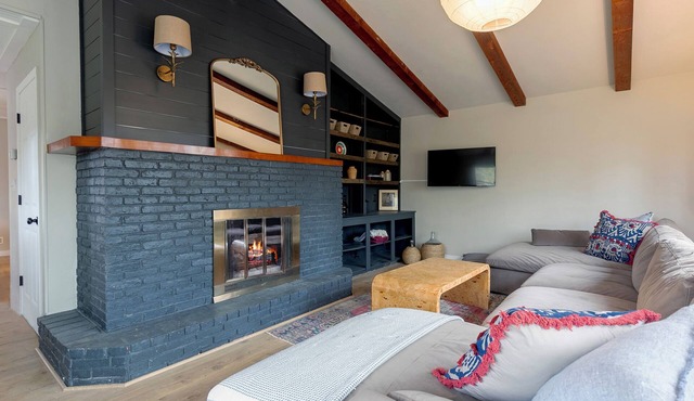 Newly updated wooded retreat near Three Oaks and Union Pier