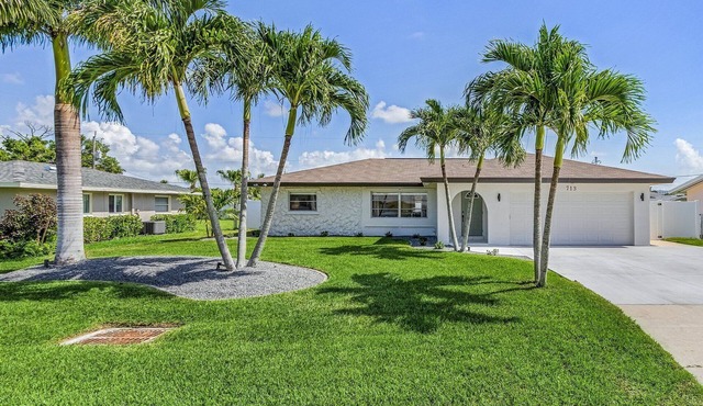 Newly Updated Yacht Club Home, 3 Bedroom/3 Bath/Pool/Close to Beach