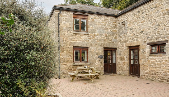 NEWLYN, TRESOOTH COTTAGES, pet friendly, with pool in Falmouth