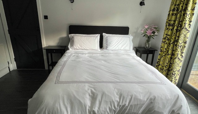 Newmarket, Quiet, Secluded, Private Guest Suite with own entrance.