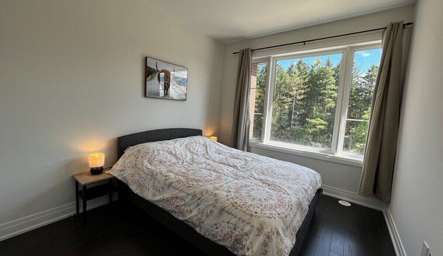 Newmarket's Finest: Luxury 4BR Townhouse with Top Amenities