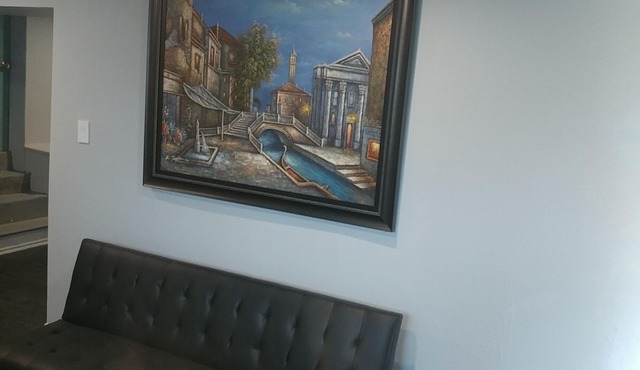 Newmarket Spacious 3 bdrm apt. Two Parking spots