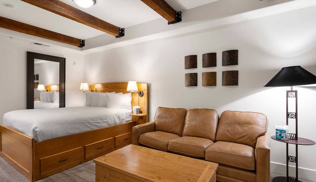 Newpark 204-B | Food Galley | Fireplace | Hot Tub & Pool | Walk to Shops