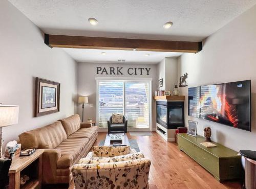Newpark Townhome, Breathtaking Views Shopping Center Steps Away