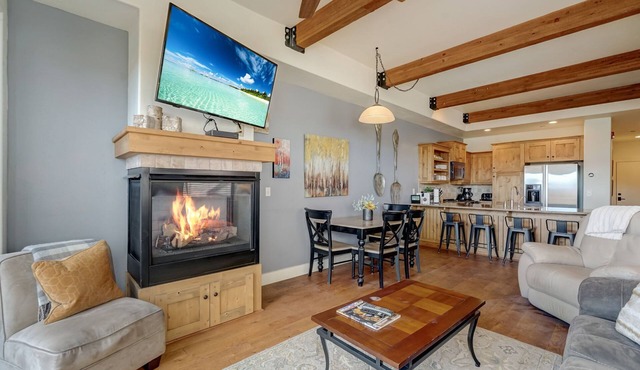 Newpark Townhome - Private Hot Tub - Private Garage