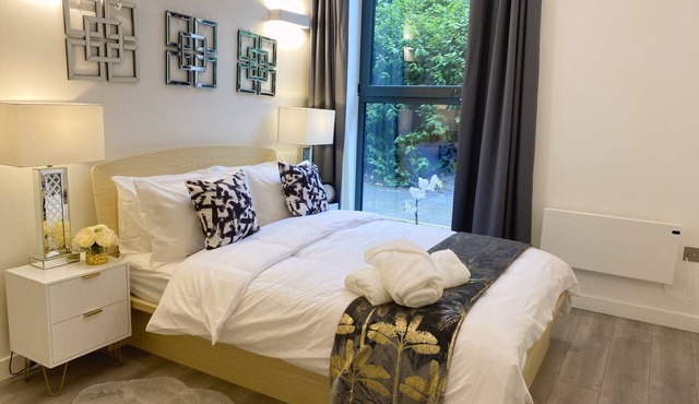 Newpointe Stunning 1-bedroom Serviced Apartment