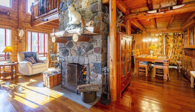 Newport County-Yellowstone custom cabin 5 minutes from the beach