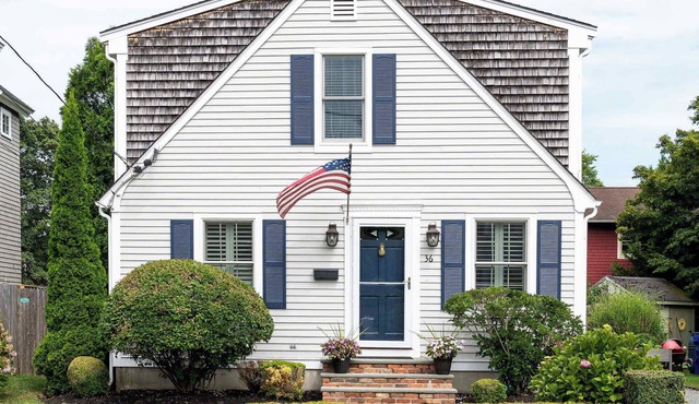 Newport Fifth Ward Cottage Wlk to Harbor + Beaches