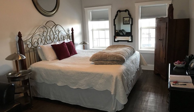 NEWPORT INN #2 - NO CLEANING FEES! FREE PARKING! WALK TO GAMES AND CONCERTS!