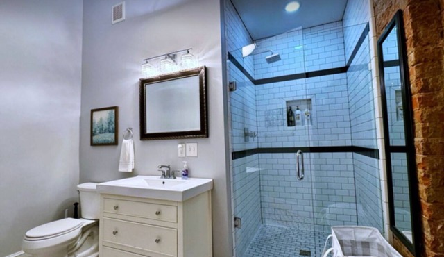 NEWPORT INN #4 - NO CLEANING FEES! FREE PARKING! WALK TO GAMES AND CONCERTS!