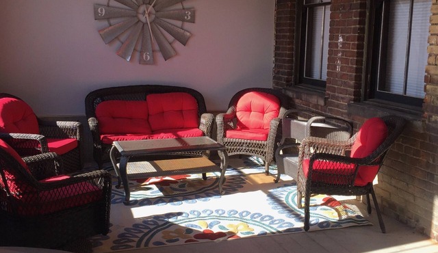 NEWPORT INN #5 - NO CLEANING FEES! FREE PARKING! WALK TO GAMES AND CONCERTS!