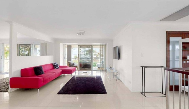 Newport Luxury House with Pool