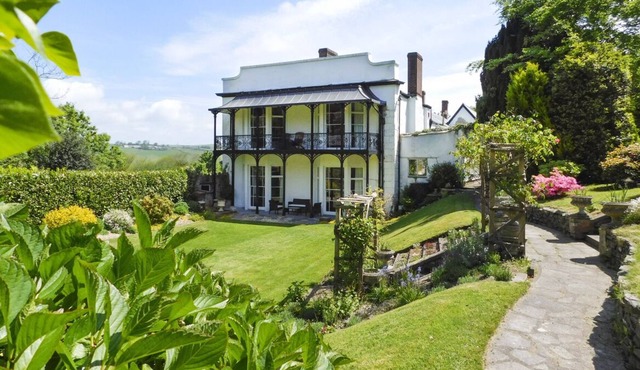 Newport Manor - Ten Bedroom Villa, Sleeps 31