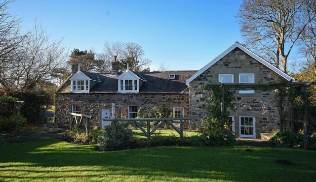 NEWTON COTTAGE, pet friendly, with a garden in Newton-By-The-Sea