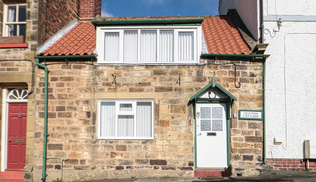 NEWTON COTTAGE, pet friendly, country holiday cottage in Fylingthorpe