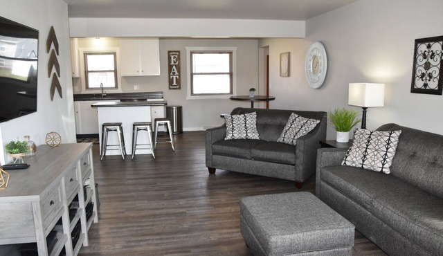 Next Door To Lambeau Field/Sleeps 10+