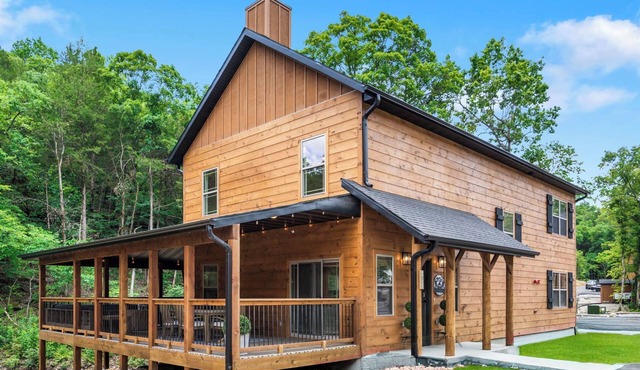 Next-Level Vacation Getaway | King Suites, Hot Tub, Fire Pit, Free Show Tickets!