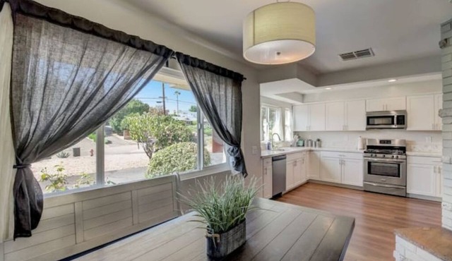 Next to Safari /Hollywood Driveway /Backyard Oasis