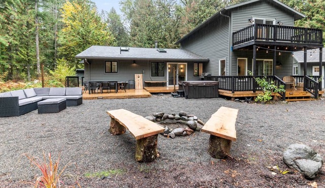 Next to Sandy River, *Pet Friendly*, Hot Tub, Huge Deck, BBQ, Shuffleboard, 20 Min to Mt. Hood