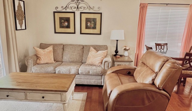 Next To SDC & Table Rock Lake. 20ft Patio. King Master 2BR 2BA.Full Size Kitchen