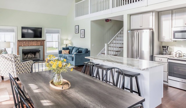 Next to the Springs! Bright + Modern Getaway Cottage Getaway