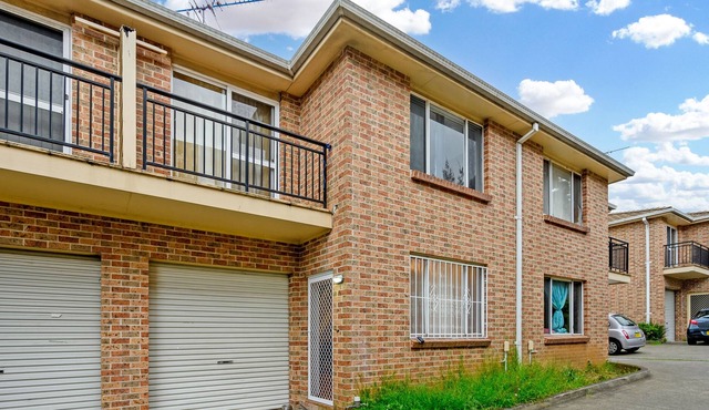 Next to Westfield! Adorable 3 Br Townhouse