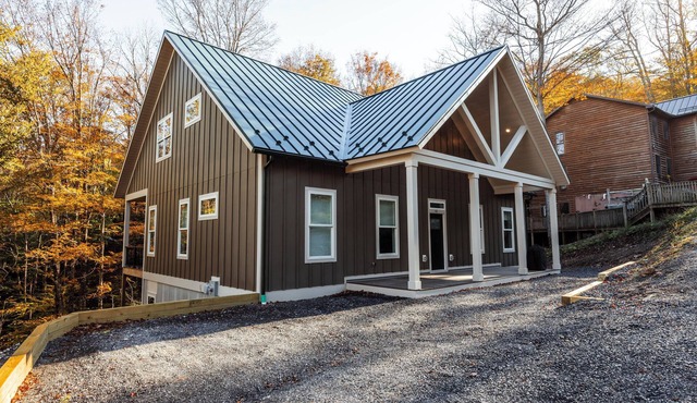 NF 72: Newly constructed! 3 King Suites, Hot Tub! Fire Pit!