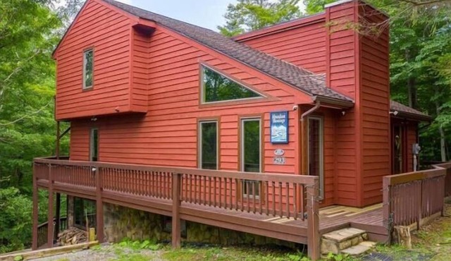 NF17- Cool, Creekside Home! Hot Tub! Pets ok!