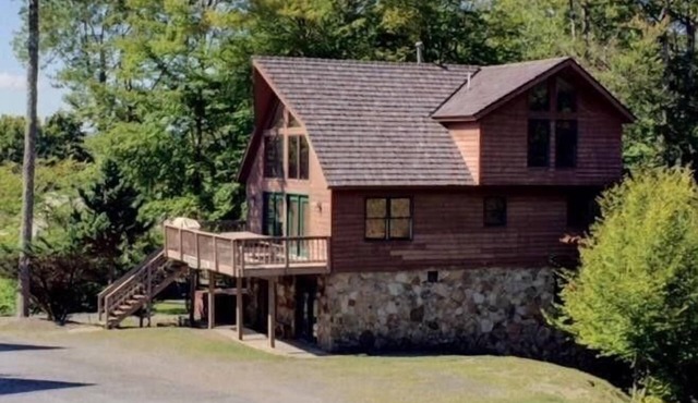 NF46- Walk to Slopes! Sleeps 5 couples! Pets ok! Hot tub!
