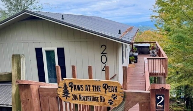 nFamily & Dog Friendly Beech Mountain Chalet with Views + Hot Tub