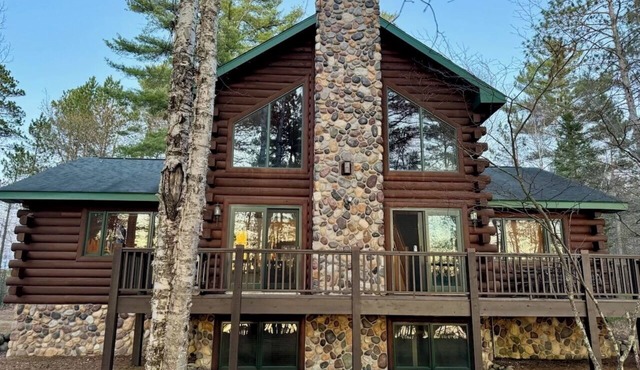 nFANTASTIC waterfront home-Sleeps 12! Close to trails with WiFi, AC, fireplace!