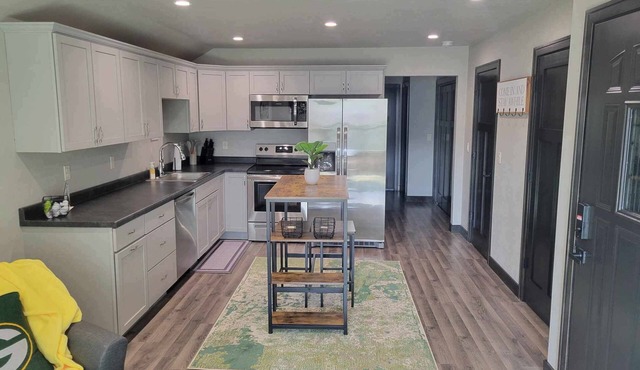NFL Draft - 2-bedroom condo in Kaukauna with 20Min from Lambeau Field
