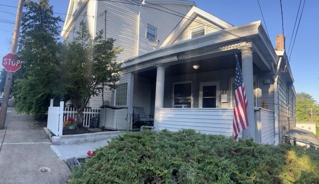 NFL DRAFT 2-bedroom apartment in Pittsburghs Mt Washington neighborhood.