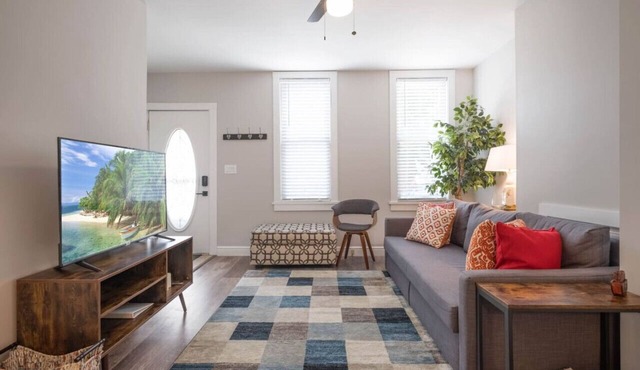 NFL Draft Stay |2 BR | South Side Home | Sleeps 6