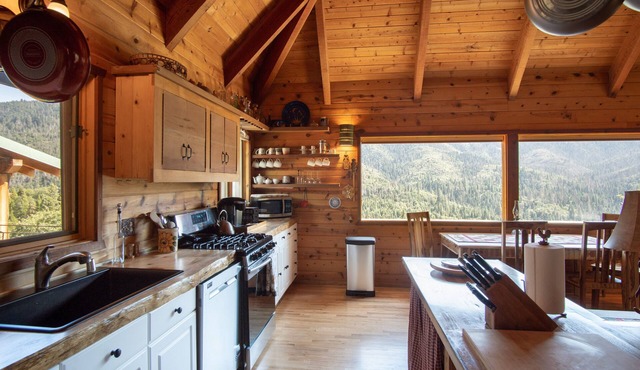 nFort Beatty ~ The former mountain home of Ned Beatty. Amazing views!