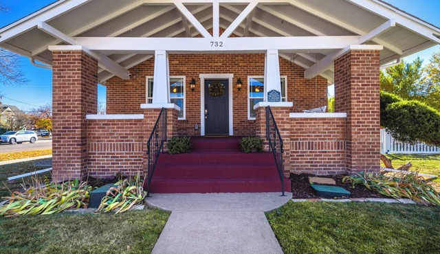 nHistoric Brick Home Sleeps 11 2 blocks from downtown!