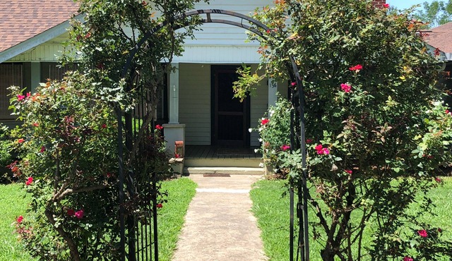 nHome SweetHome. Lovely, cozy 3bed home with gas fireplace. Downtown Columbus